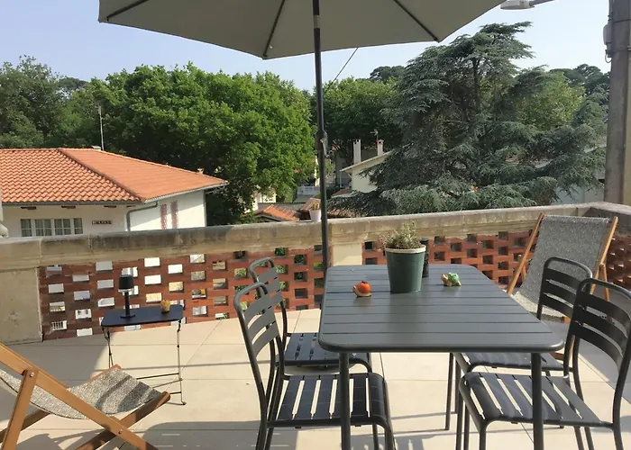 Cosy Pour 4 Pers. Climatise, 30m Joigny, Terrasse, Proche Pereire - Fr-1-474-260 *